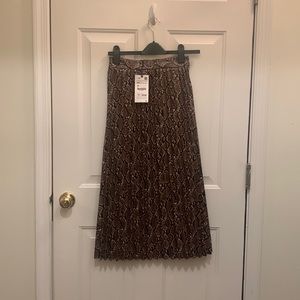 I’m selling these nice new Zara leather skirt. Never worn and New with the tag.